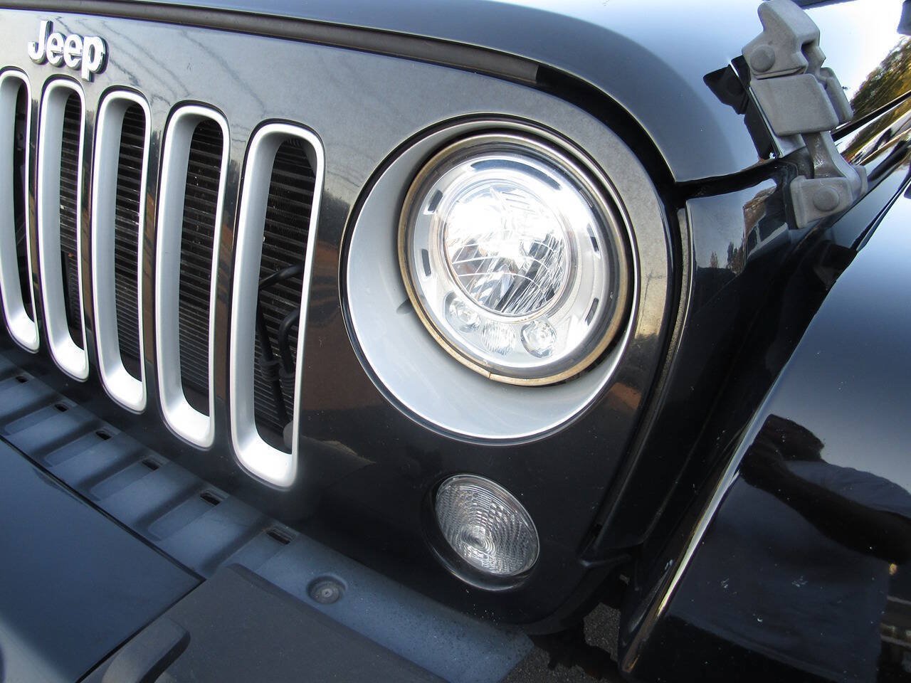 Used 2018 Jeep Wrangler Unlimited Sahara AWD/4WD image 10