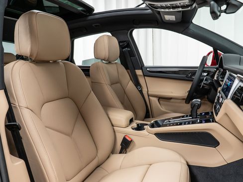 Used 2025 Porsche Macan image 25