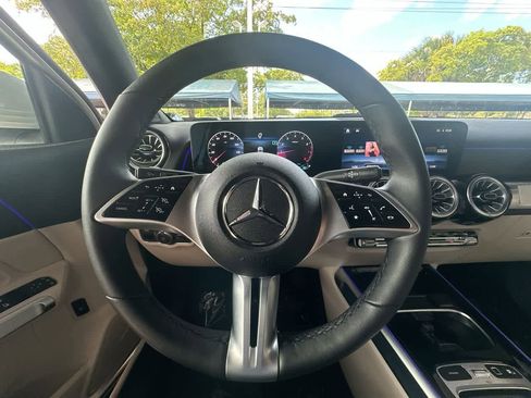 Used 2025 Mercedes-Benz GLB 250 4MATIC w/ Exclusive Package image 15