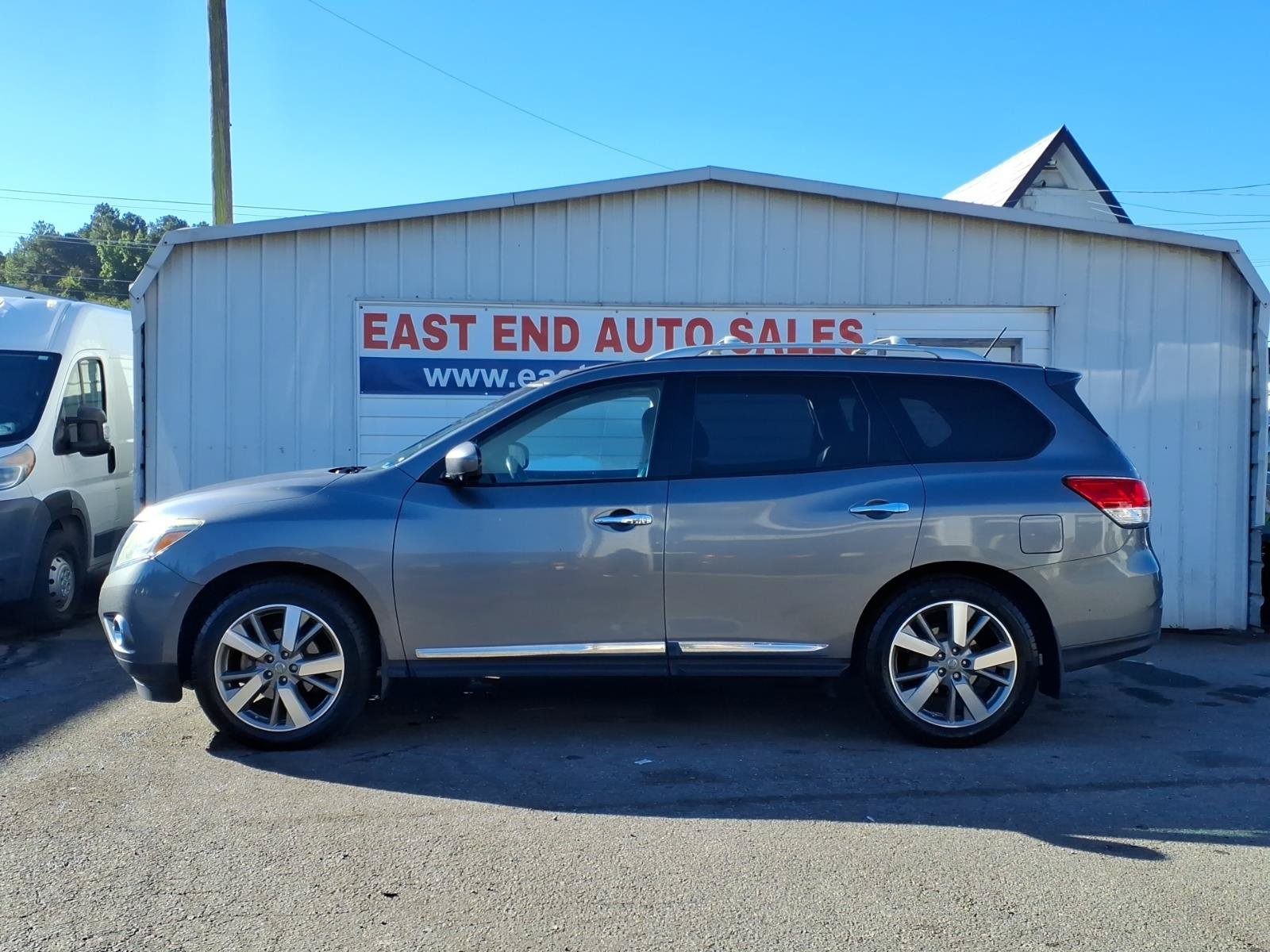 Used 2015 Nissan Pathfinder Platinum w/ Cargo Package FWD image 2