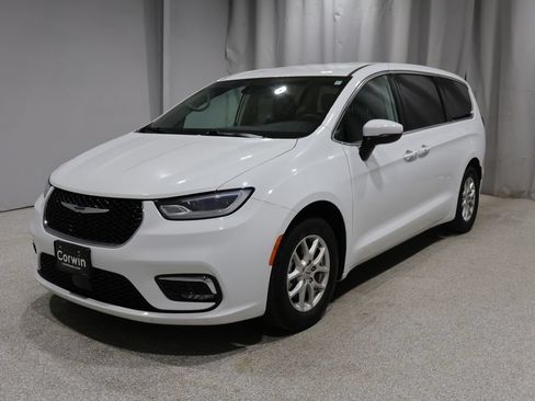 Used 2023 Chrysler Pacifica Touring-L FWD image 7