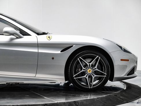 Used 2016 Ferrari California T image 29