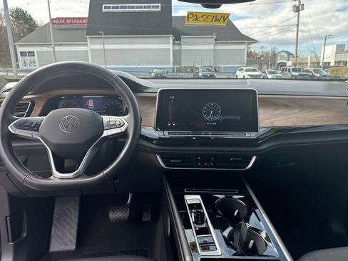 Used 2025 Volkswagen Atlas SE image 15