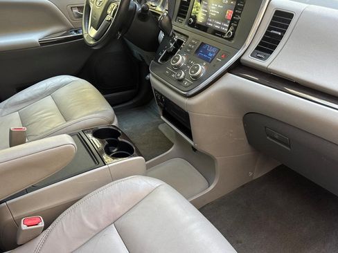 Used 2018 Toyota Sienna XLE image 31
