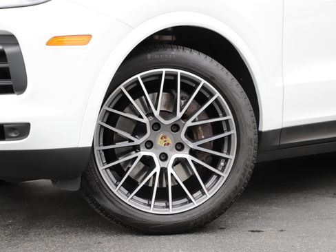 Used 2023 Porsche Cayenne AWD/4WD image 2