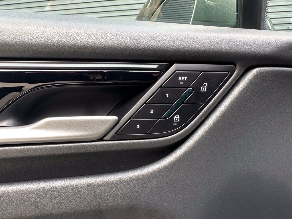 Used 2026 Porsche Macan Electric RWD image 20