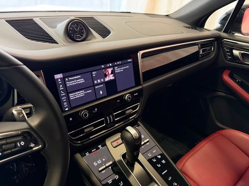 Certified 2026 Porsche Macan AWD/4WD image 18