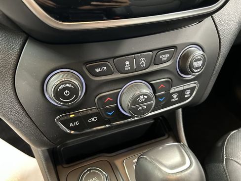 Used 2019 Jeep Cherokee Limited AWD/4WD image 16