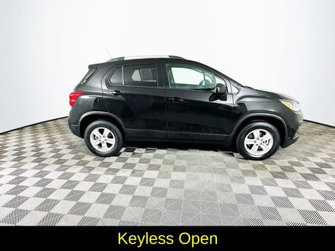 Used 2022 Chevrolet Trax LT w/ LT Convenience Package image 11