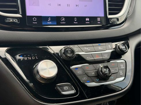 Used 2025 Chrysler Pacifica Select FWD image 17