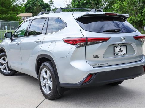 Used 2022 Toyota Highlander LE AWD/4WD image 15