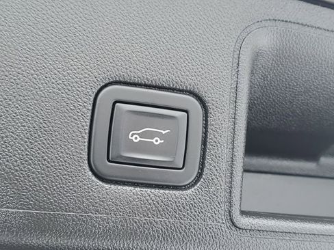 Used 2023 GMC Terrain SLT image 31