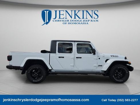 Used 2024 Jeep Gladiator Sport AWD/4WD image 3