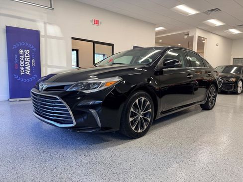 Used 2016 Toyota Avalon XLE Premium image 4