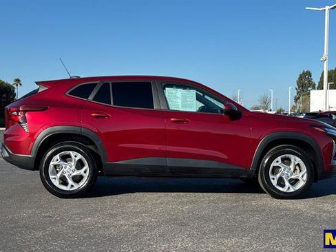 Used 2024 Chevrolet Trax LS w/ LS Convenience Package image 3