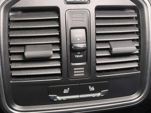 Certified 2025 Porsche Macan AWD/4WD image 25