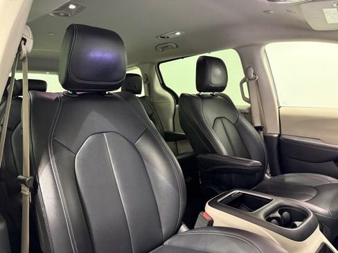 Used 2024 Chrysler Pacifica Touring-L image 30