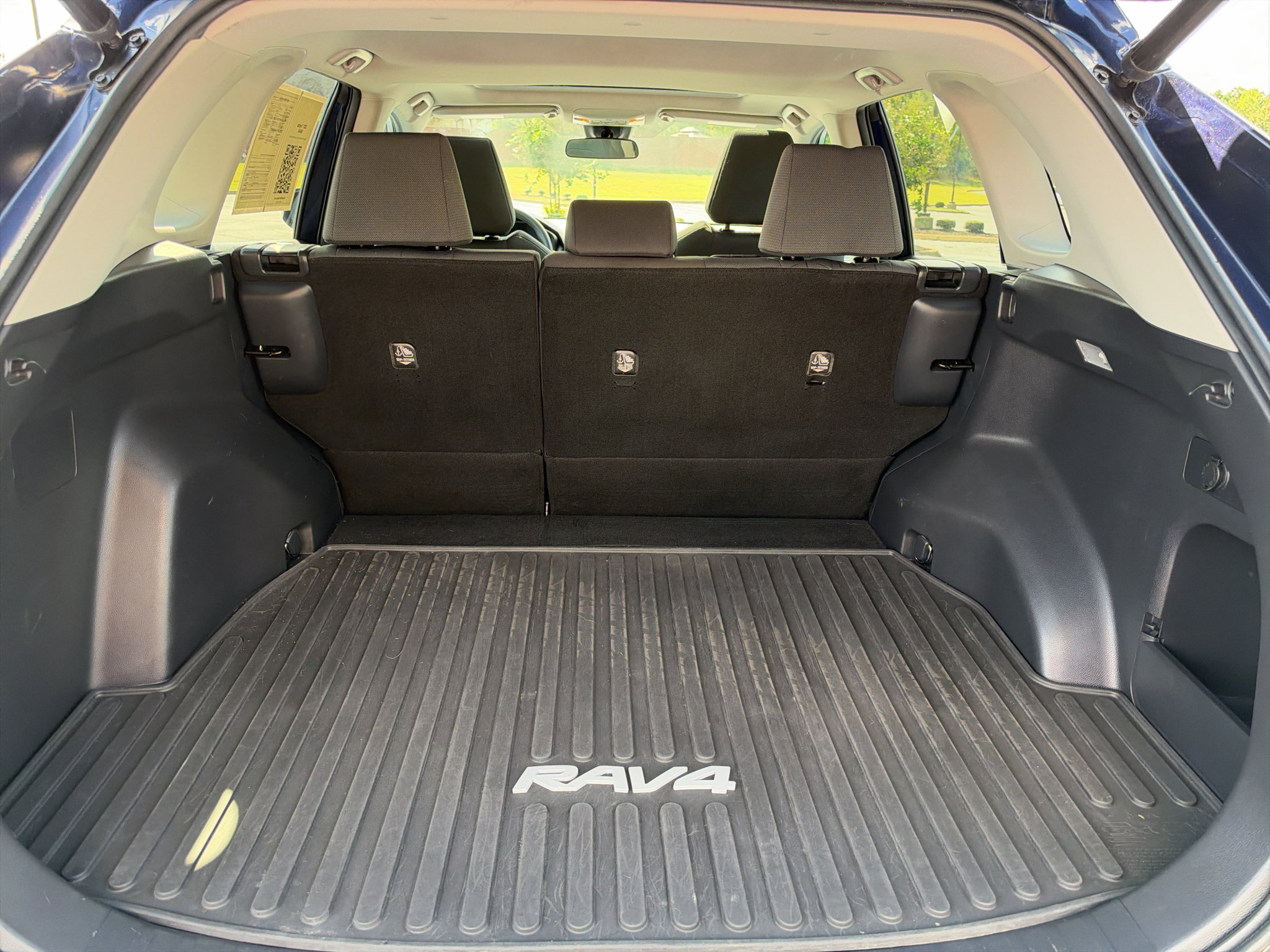Used 2021 Toyota RAV4 XLE w/ Convenience Package FWD image 16