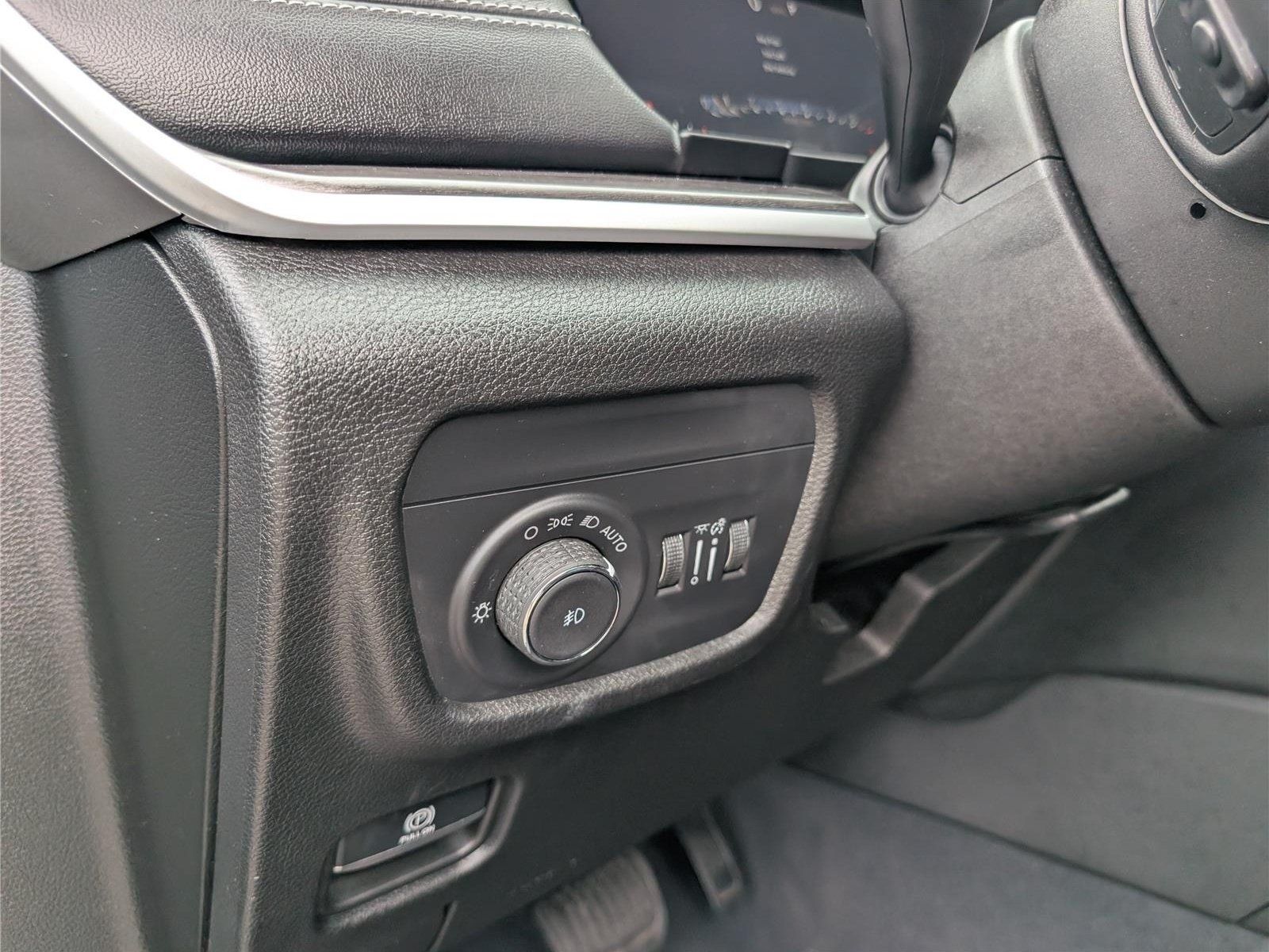 Used 2023 Jeep Grand Cherokee Limited AWD/4WD image 24