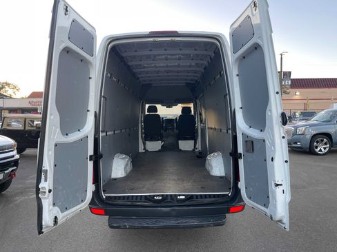 Used 2015 Freightliner Sprinter 2500 RWD image 9