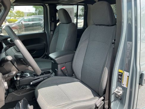 Certified 2025 Jeep Gladiator Sport AWD/4WD image 11