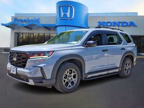Used 2023 Honda Pilot TrailSport image 3