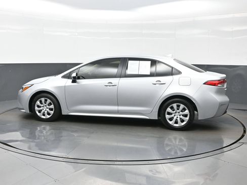 Used 2025 Toyota Corolla LE FWD image 3