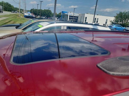 Used 2016 Chrysler Town & Country Limited FWD image 3