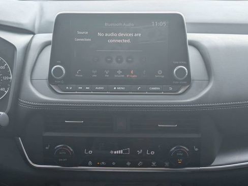 Used 2025 Nissan Rogue SV w/ SV Premium Package image 17