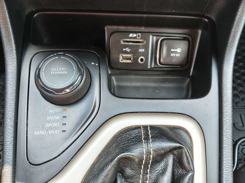 Used 2016 Jeep Cherokee Sport w/ Cold Weather Group AWD/4WD image 26