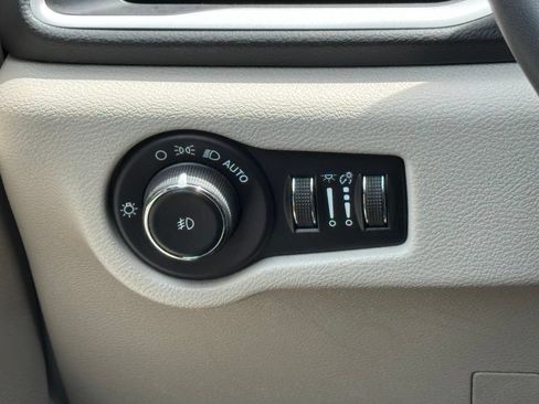 Used 2023 Chrysler Pacifica Touring-L FWD image 19