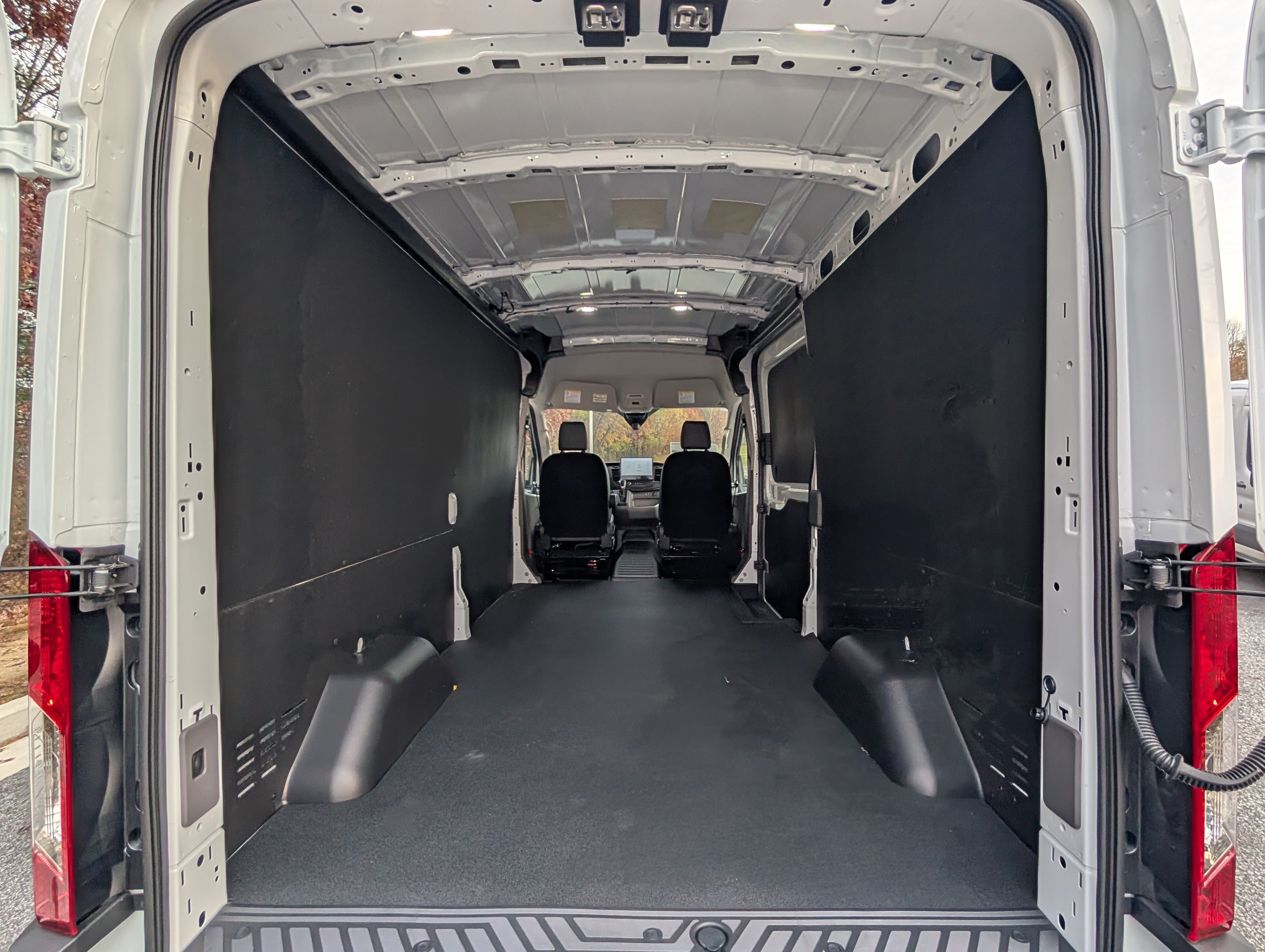 New 2026 Ford Transit 250 148 Medium Roof w/ Load Area Protection Package RWD image 10