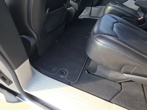Certified 2024 Chrysler Pacifica Touring-L FWD image 21