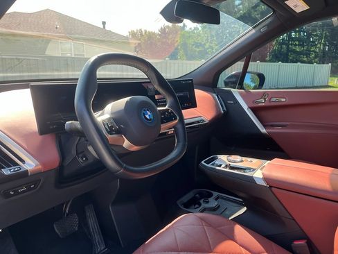 Used 2024 BMW iX xDrive50 w/ Premium Package AWD/4WD image 18