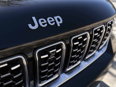 Used 2023 Jeep Grand Cherokee Summit AWD/4WD image 15