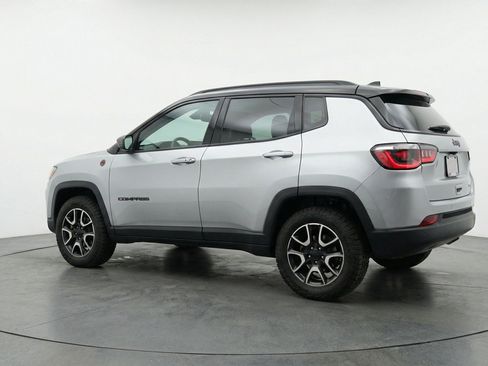 Used 2025 Jeep Compass Trailhawk AWD/4WD image 6