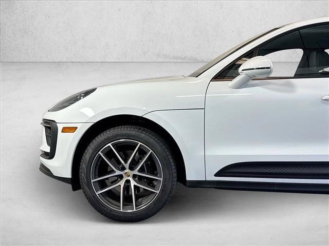 Certified 2025 Porsche Macan AWD/4WD image 27