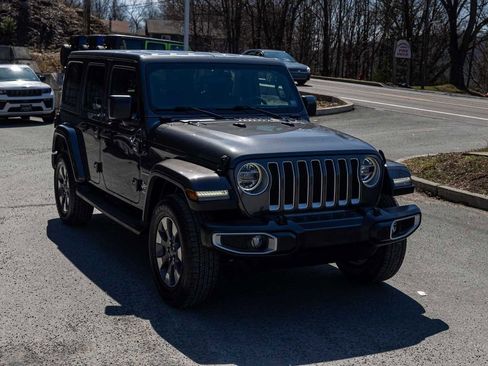Used 2018 Jeep Wrangler Unlimited Sahara image 3