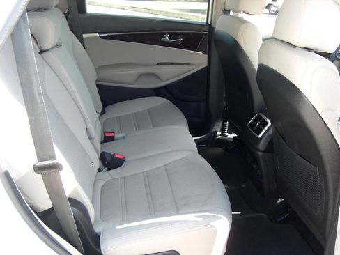 Used 2018 Kia Sorento FWD image 17
