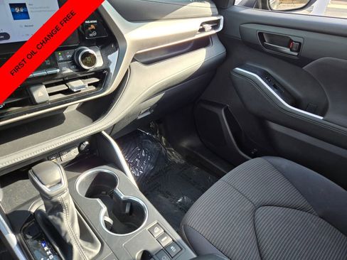 Used 2024 Toyota Highlander LE AWD/4WD image 29