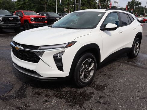 Used 2024 Chevrolet Trax LT w/ Driver Confidence Package FWD image 30