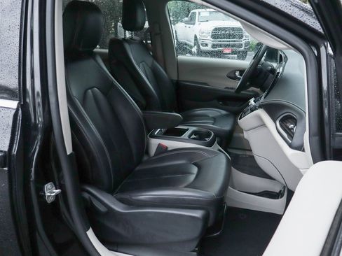 Used 2023 Chrysler Pacifica Touring-L image 41