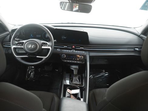 Used 2025 Hyundai Elantra SEL image 13