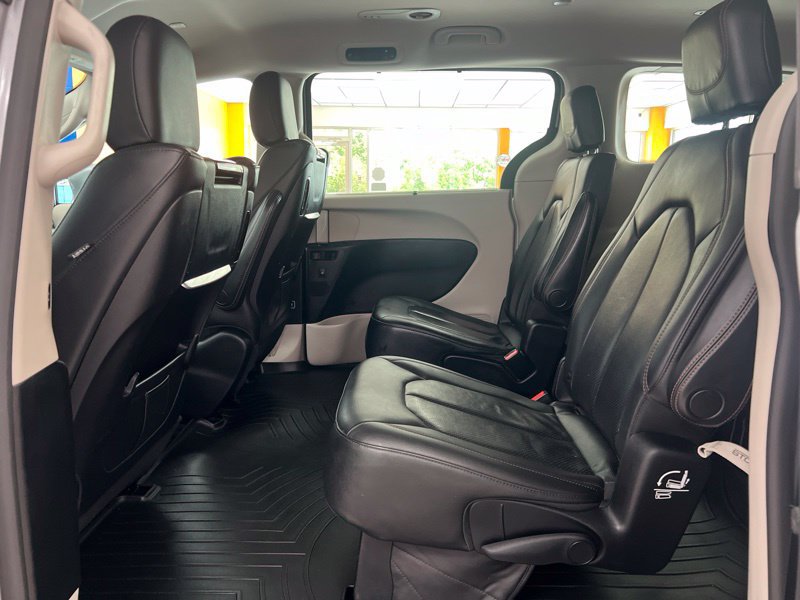 Used 2019 Chrysler Pacifica Touring-L Plus FWD image 17
