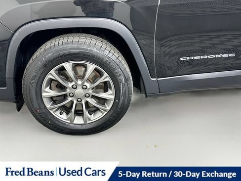 Used 2019 Jeep Cherokee Latitude Plus w/ Cold Weather Group AWD/4WD image 37