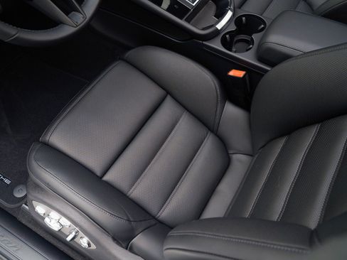 Certified 2026 Porsche Macan AWD/4WD image 16