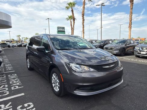 Used 2022 Chrysler Voyager LX FWD image 3