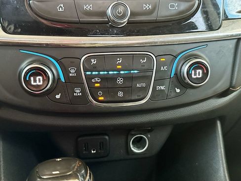 Used 2020 Chevrolet Traverse LT FWD image 16