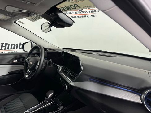 Used 2025 Chevrolet Trax LT w/ LT Convenience Package FWD image 35
