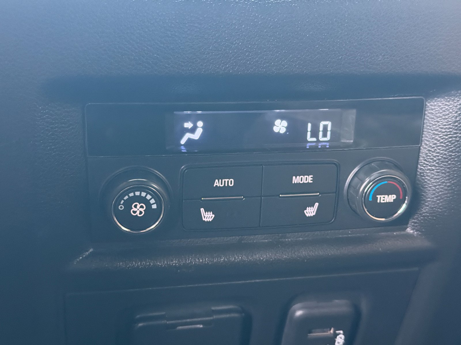 Used 2023 Chevrolet Traverse Premier FWD image 34